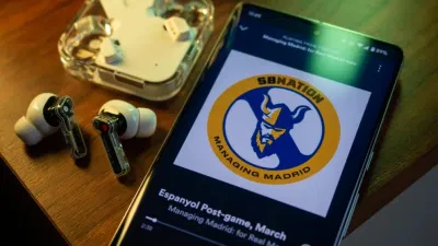Sử dụng tai nghe Nothing Ear 2 để nghe nhạc Spotify (Ảnh: Internet) Sử dụng tai nghe Nothing Ear 2 để nghe nhạc Spotify (Ảnh: Internet)
