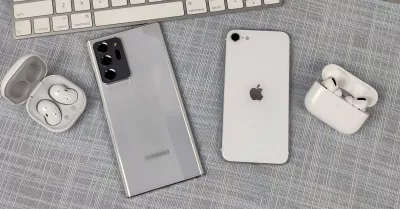 Điện thoại iPhone và Samsung Galaxy với tai nghe Galaxy Buds và AirPods Pro (Ảnh: Internet) Điện thoại iPhone và Samsung Galaxy với tai nghe Galaxy Buds và AirPods Pro (Ảnh: Internet)