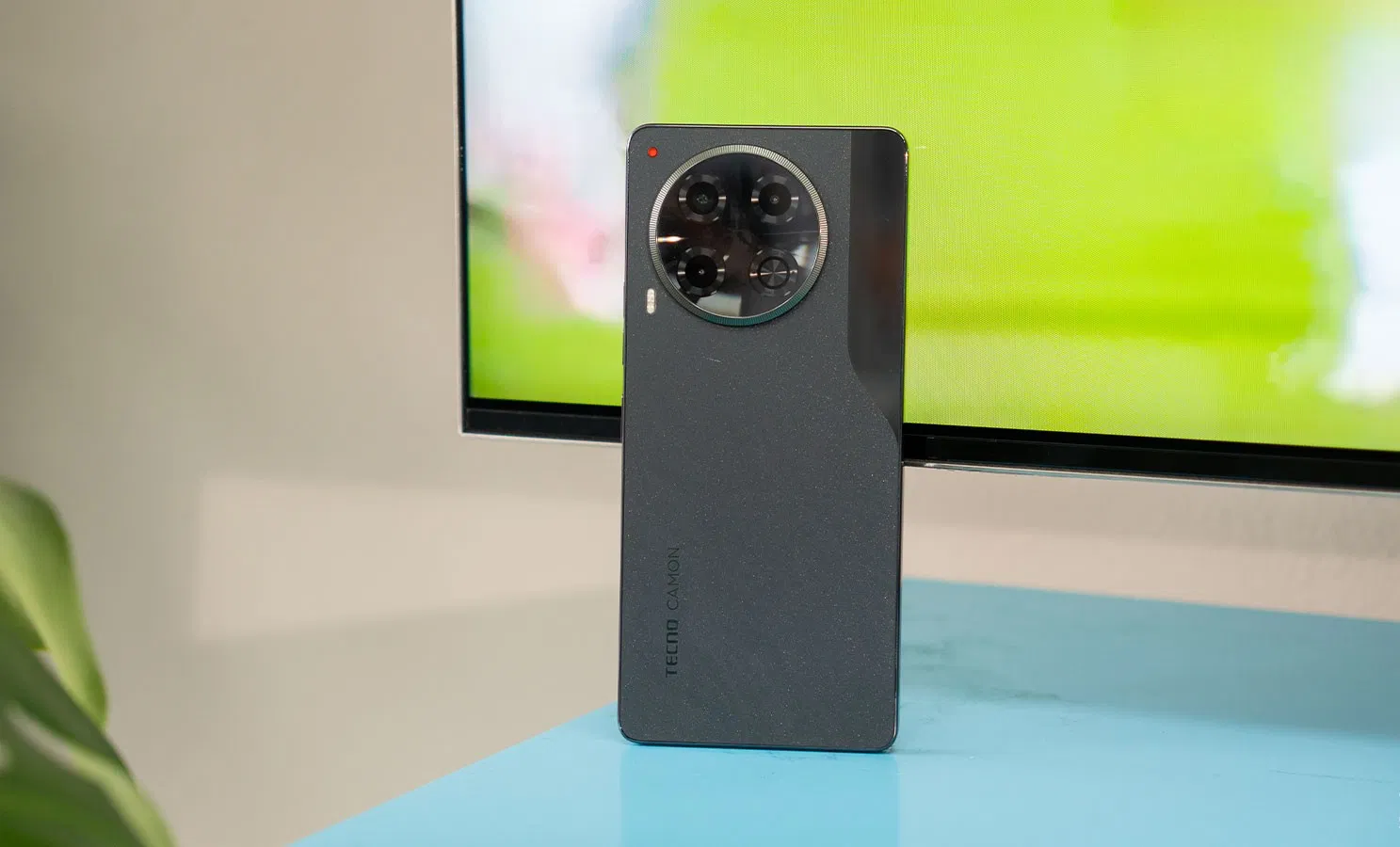 TECNO CAMON 30 sử dụng chất liệu kính thay vì nhựa (Ảnh: Internet) TECNO CAMON 30 sử dụng chất liệu kính thay vì nhựa (Ảnh: Internet)