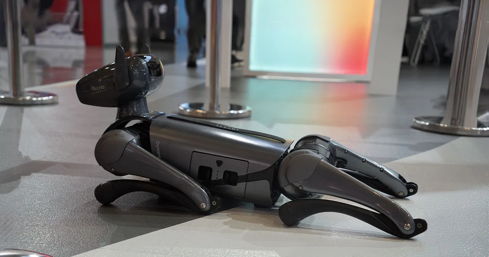 Tecno Dynamic 1 thu hút sự chú ý của đông đảo khách tham quan bởi thiết kế lấy cảm hứng từ chó chăn cừu Đức (Ảnh: Internet) Tecno Dynamic 1 thu hút sự chú ý của đông đảo khách tham quan bởi thiết kế lấy cảm hứng từ chó chăn cừu Đức (Ảnh: Internet)