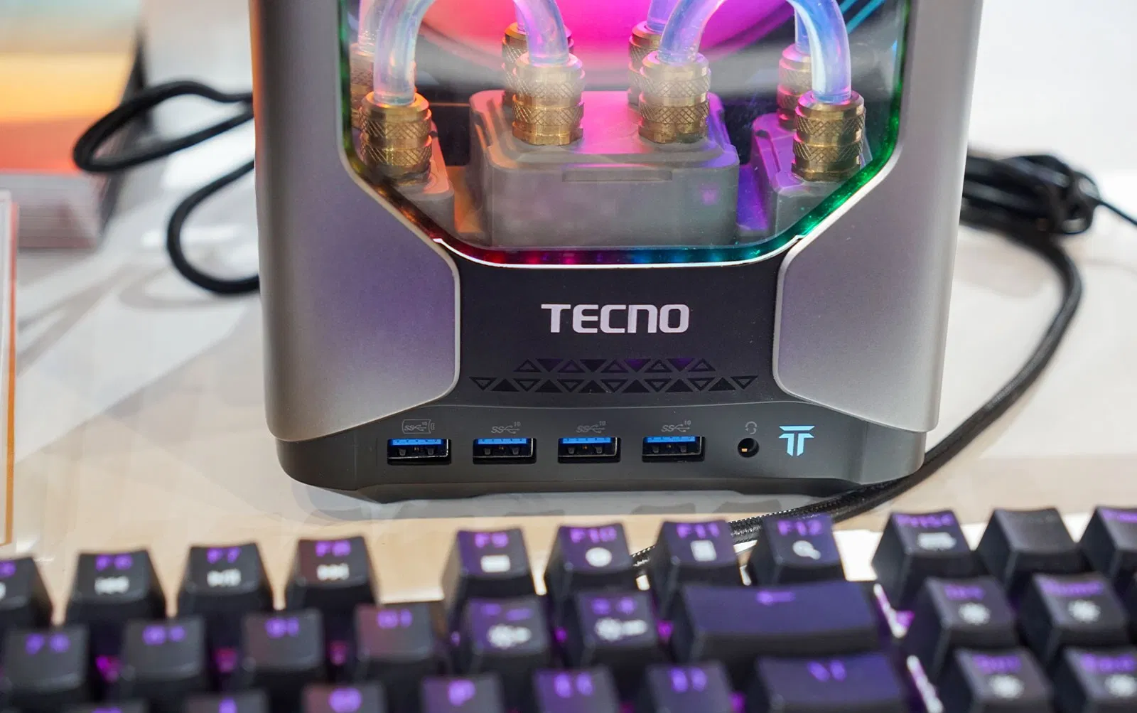 Phía dưới sản phẩm là 4 cổng USB-A, 1 jack cắm tai nghe 3.5mm và logo TECNO hình chữ "T" đặc trưng (Ảnh: Internet) Phía dưới sản phẩm là 4 cổng USB-A, 1 jack cắm tai nghe 3.5mm và logo TECNO hình chữ "T" đặc trưng (Ảnh: Internet)