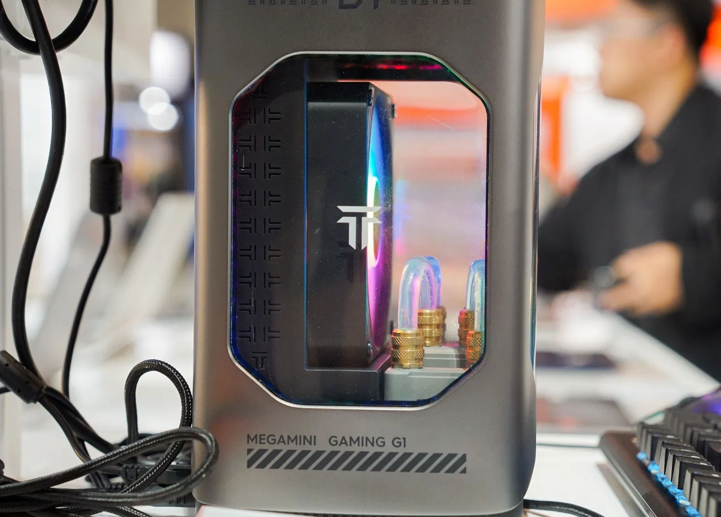 MEGA MINI Gaming G1 vẫn đảm bảo sự nhỏ gọn, dễ dàng mang theo trong những chuyến công tác xa (Ảnh: Internet) MEGA MINI Gaming G1 vẫn đảm bảo sự nhỏ gọn, dễ dàng mang theo trong những chuyến công tác xa (Ảnh: Internet)