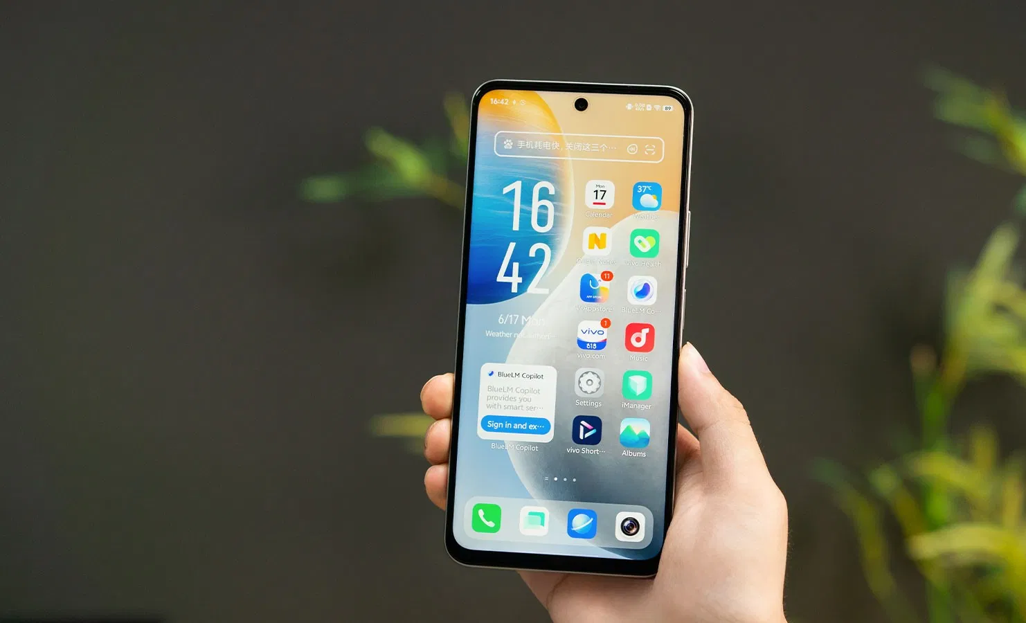 iQOO Z9x được trang bị viên pin dung lượng lớn 6.000mAh, tương tự như hai mẫu iQOO Z9 và iQOO Z9 Turbo (Ảnh: Internet) iQOO Z9x được trang bị viên pin dung lượng lớn 6.000mAh, tương tự như hai mẫu iQOO Z9 và iQOO Z9 Turbo (Ảnh: Internet)
