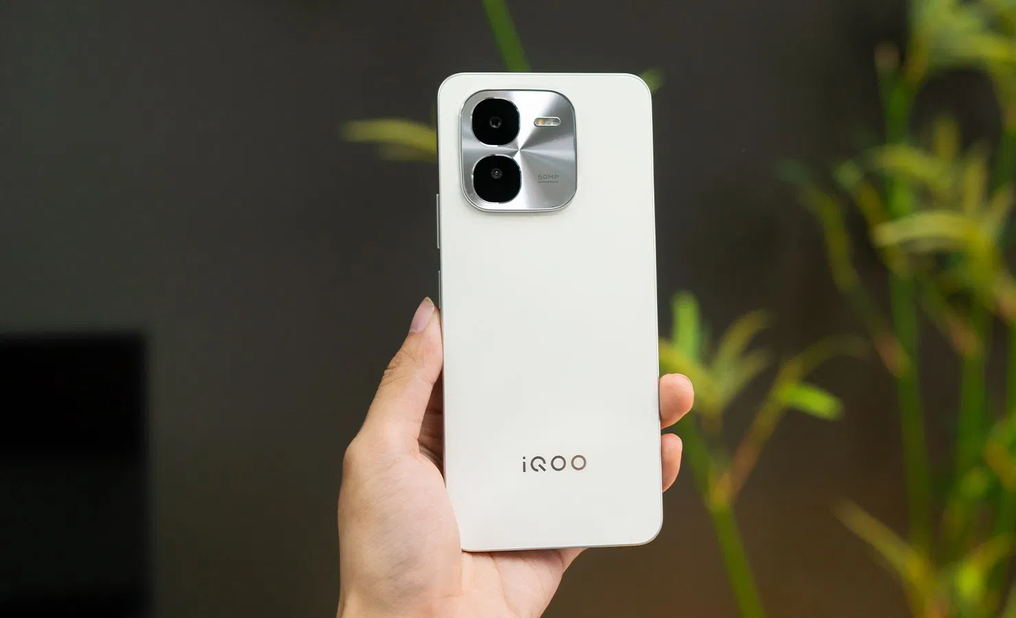 iQOO Z9x kế thừa ngôn ngữ thiết kế quen thuộc của dòng Z9 với mặt lưng nhựa được hoàn thiện tỉ mỉ, mang đến cảm giác cầm nắm thoải mái và chắc chắn (Ảnh: Internet) iQOO Z9x kế thừa ngôn ngữ thiết kế quen thuộc của dòng Z9 với mặt lưng nhựa được hoàn thiện tỉ mỉ, mang đến cảm giác cầm nắm thoải mái và chắc chắn (Ảnh: Internet)