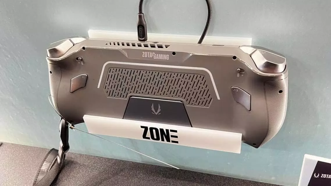 ZOTAC Zone sở hữu thiết kế lấy cảm hứng từ ASUS ROG Ally và Valve Steam Deck, tạo nên một tổng thể độc đáo và hút mắt (Ảnh: Internet) ZOTAC Zone sở hữu thiết kế lấy cảm hứng từ ASUS ROG Ally và Valve Steam Deck, tạo nên một tổng thể độc đáo và hút mắt (Ảnh: Internet)