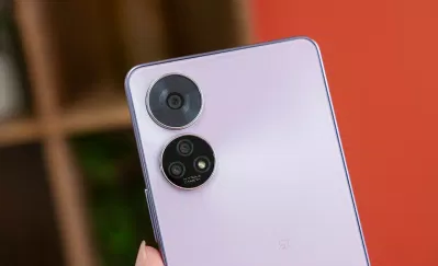 ZTE Family có mặt lưng được làm nhám, khi cầm nắm rất sướng tay và không bị bám mồ hôi (Ảnh: Internet)
