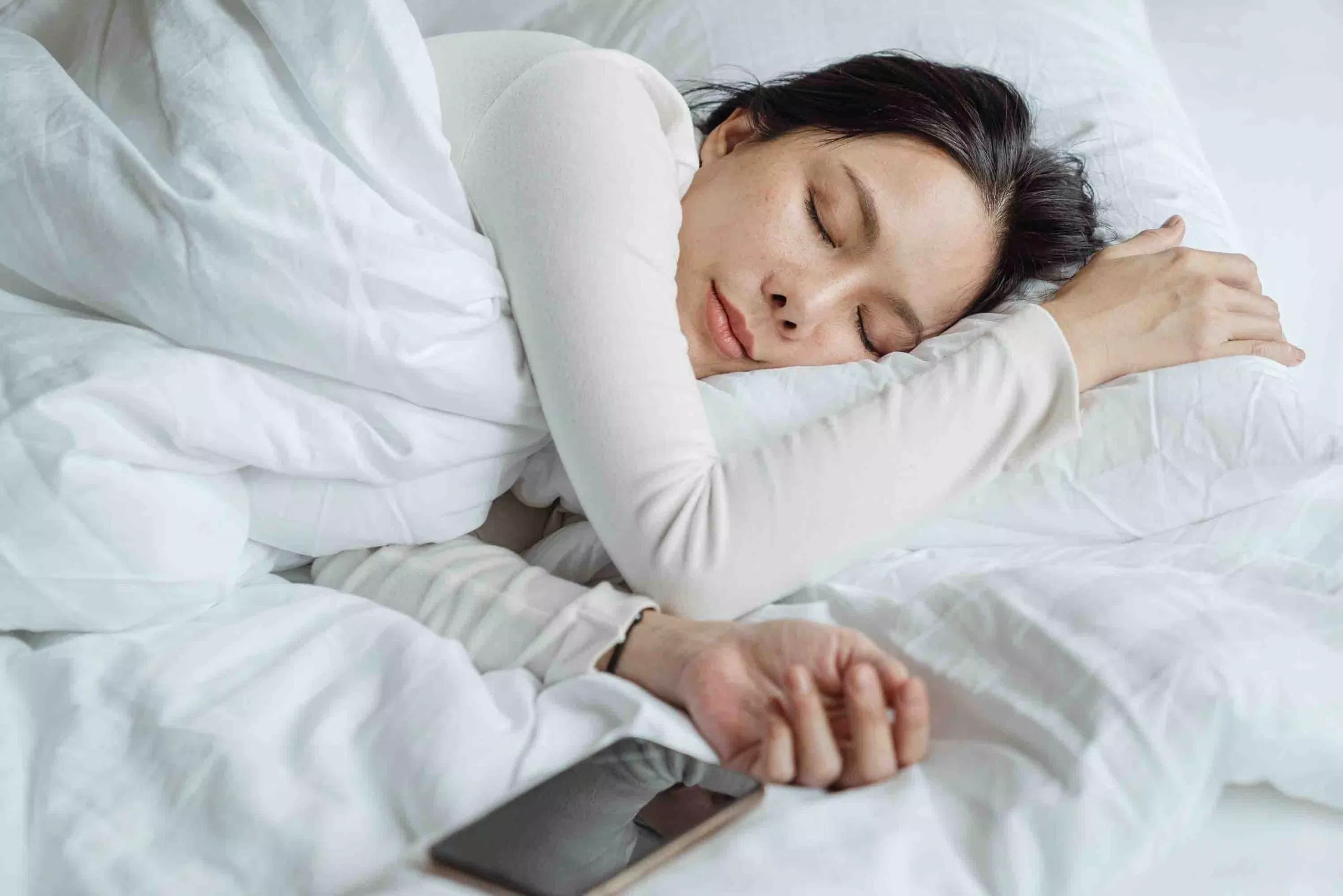 Duy trì tư thế ngủ đúng sẽ giúp làn da cổ và ngực của bạn khỏe mạnh hơn (Nguồn: Internet)