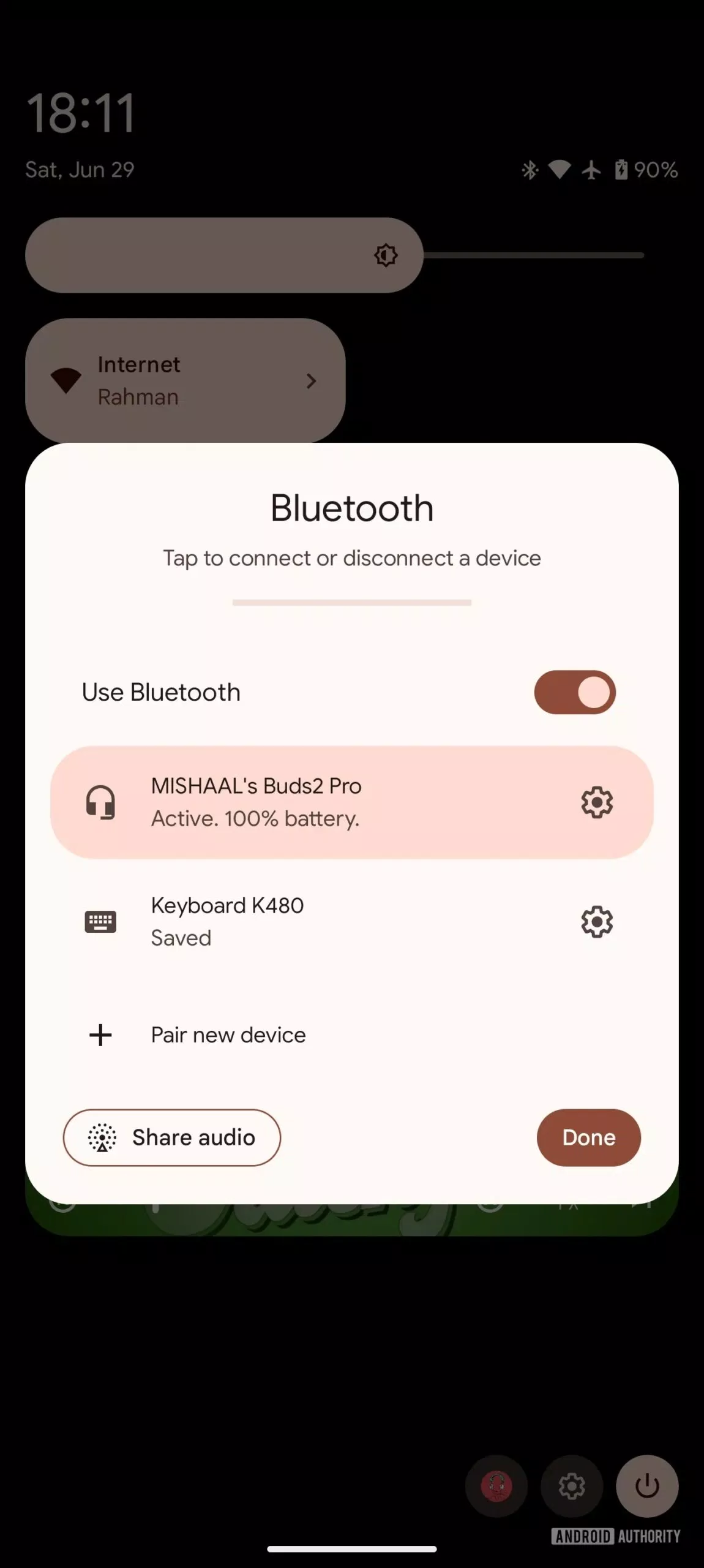 Giờ đây thao tác chia sẻ âm thanh đã được đơn giản hóa đáng kể với nút "Share Audio" được tích hợp ngay trong phần cài đặt nhanh Bluetooth. (Ảnh: Internet)