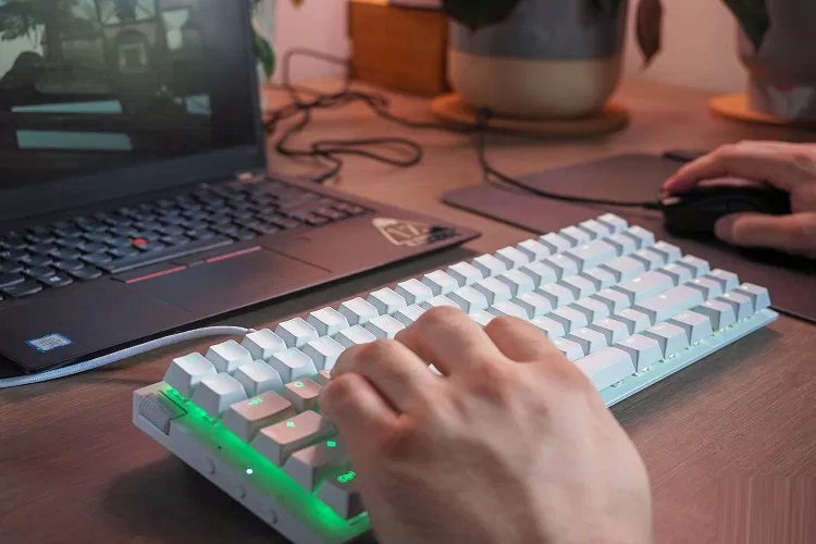 Sử dụng bàn phím NZXT Function 2 MiniTKL để chơi game trên laptop (Ảnh: Internet)