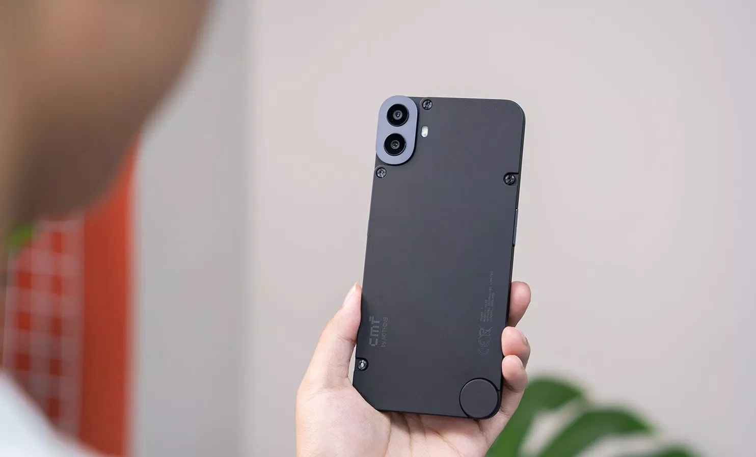 CMF Phone 1 có nắp lưng có thể tháo rời, mở ra vô vàn lựa chọn màu sắc và phong cách thông qua các phụ kiện chính hãng (Ảnh: Internet) CMF Phone 1 có nắp lưng có thể tháo rời, mở ra vô vàn lựa chọn màu sắc và phong cách thông qua các phụ kiện chính hãng (Ảnh: Internet)