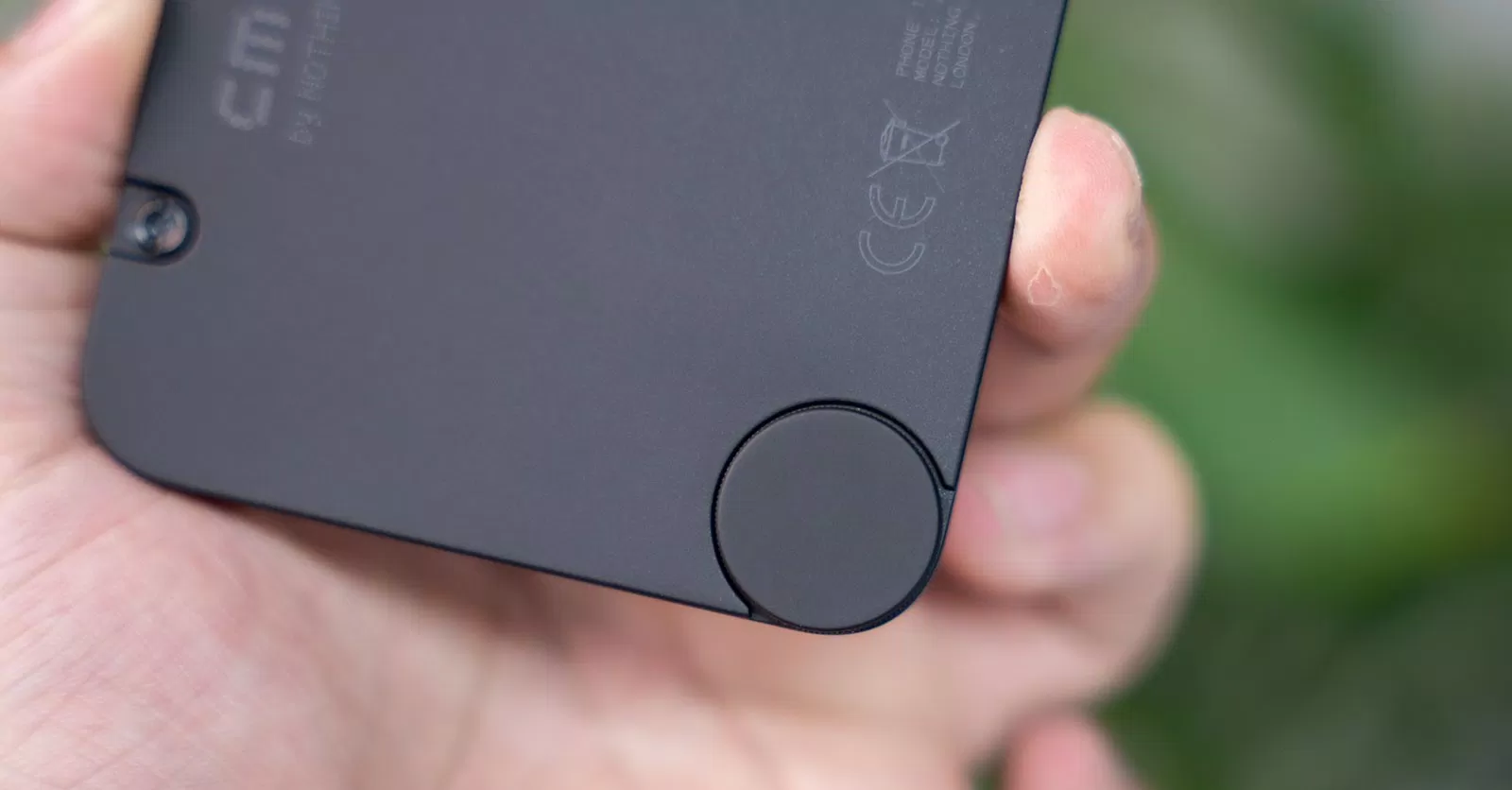 CMF Phone 1 có thiết kế khá độc đáo khi phủ một lớp matte cao cấp, nhờ thế mà mặt lưng máy mang đến cảm giác chạm vô cùng êm ái, mịn màng (Ảnh: Internet) CMF Phone 1 có thiết kế khá độc đáo khi phủ một lớp matte cao cấp, nhờ thế mà mặt lưng máy mang đến cảm giác chạm vô cùng êm ái, mịn màng (Ảnh: Internet)