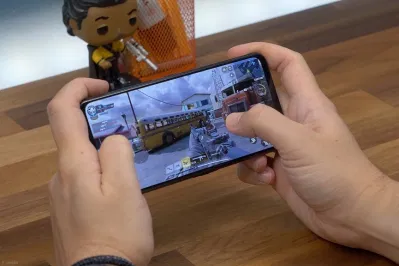 Chơi game trên điện thoại (Ảnh: Internet) Chơi game trên điện thoại (Ảnh: Internet)
