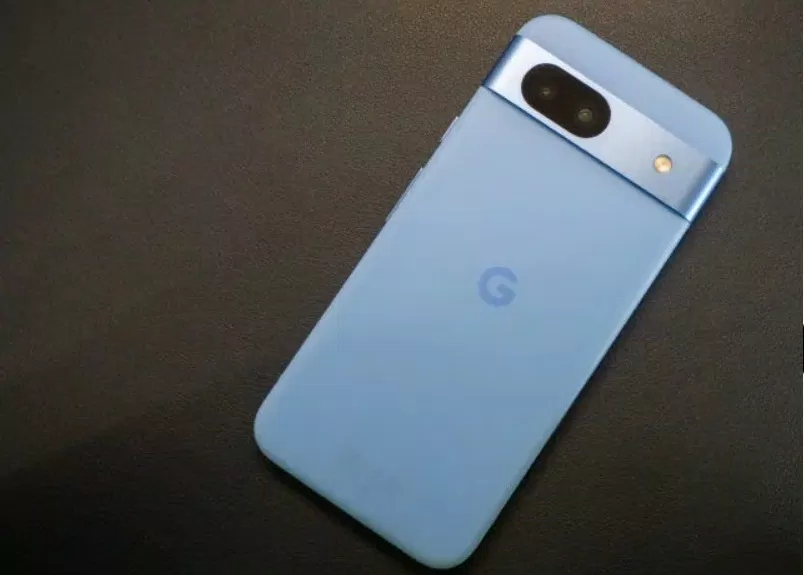 Điện thoại Google Pixel 8a phiên bản màu đen (Ảnh: Internet)