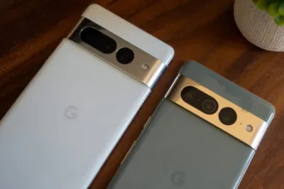 Điện thoại Pixel 7 Pro màu trắng tuyết và màu hạt dẻ (Ảnh: Internet) Điện thoại Pixel 7 Pro màu trắng tuyết và màu hạt dẻ (Ảnh: Internet)