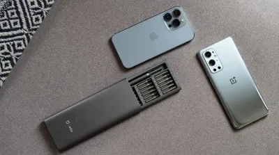 Điện thoại OnePlus 9 Pro và iPhone của Apple cùng với dụng cụ tự sửa chữa (Ảnh: Internet) Điện thoại OnePlus 9 Pro và iPhone của Apple cùng với dụng cụ tự sửa chữa (Ảnh: Internet)