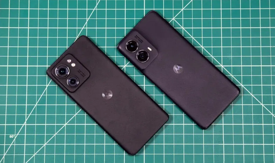 Điện thoại Motorola Edge 2023 (trái) trông gần giống với Edge 2024 (phải) (Ảnh: Internet) Điện thoại Motorola Edge 2023 (trái) trông gần giống với Edge 2024 (phải) (Ảnh: Internet)