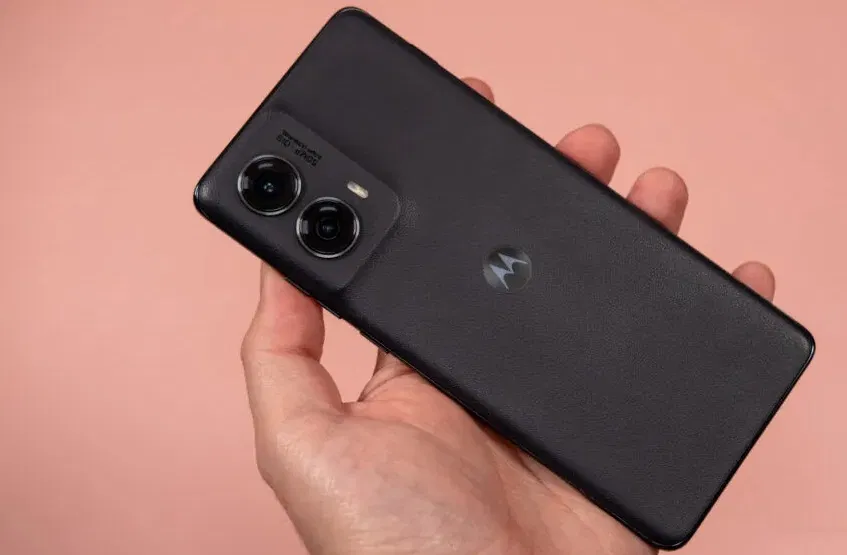 Mặt lưng của điện thoại Motorola Edge 2024 (Ảnh: Internet) Mặt lưng của điện thoại Motorola Edge 2024 (Ảnh: Internet)