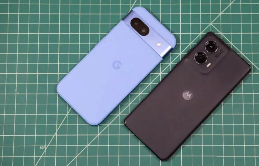 Điện thoại Motorola Edge 2024 (phải) và Google Pixel 8a (trái) (Ảnh: Internet)