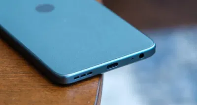 Cổng USB-C và jack cắm tai nghe của Motorola Moto G 5G (2024) (Ảnh: Internet) Cổng USB-C và jack cắm tai nghe của Motorola Moto G 5G (2024) (Ảnh: Internet)