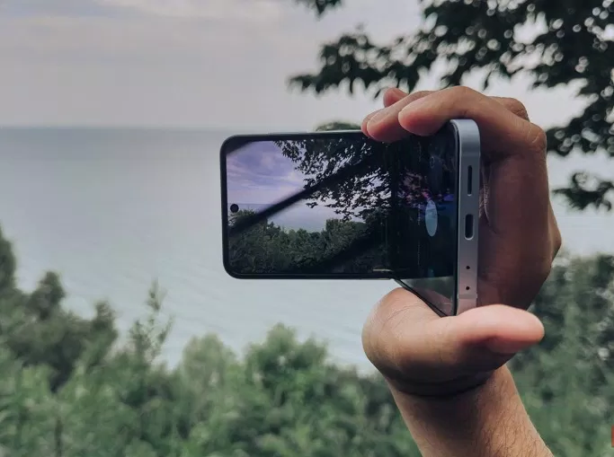 Chụp ảnh bằng điện thoại Galaxy Z Flip 6 với chế độ Flex Mode (Ảnh: Internet)
