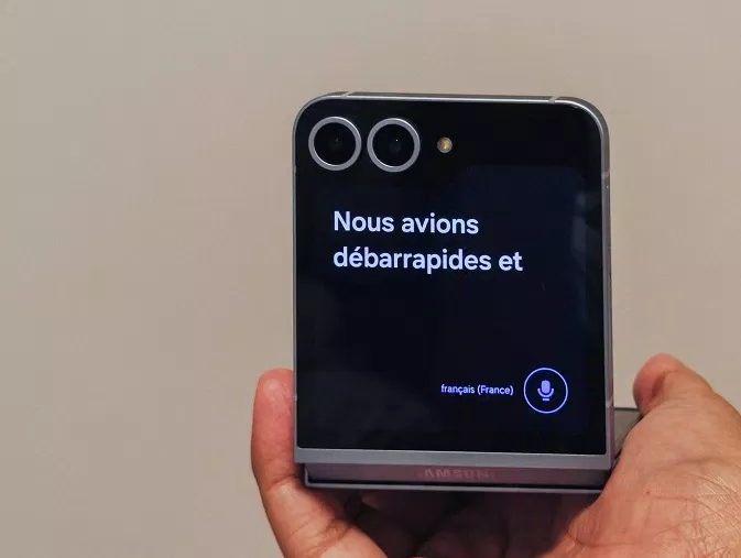 Tính năng dịch ngôn ngữ trên màn hình ngoài của Galaxy Z Flip 6 (Ảnh: Internet)