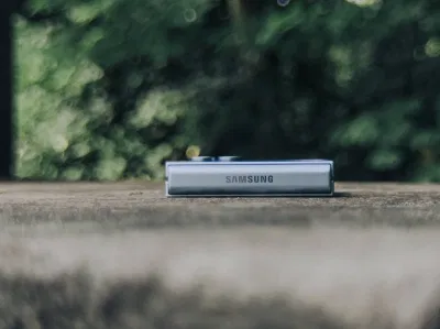 Cận cảnh bản lề của điện thoại Galaxy Z Flip 6 (Ảnh: Internet) Cận cảnh bản lề của điện thoại Galaxy Z Flip 6 (Ảnh: Internet)