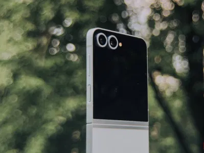 Camera phía sau của điện thoại Galaxy Z Flip 6 (Ảnh: Internet) Camera phía sau của điện thoại Galaxy Z Flip 6 (Ảnh: Internet)