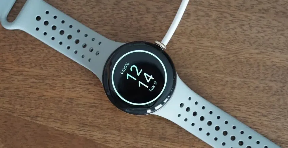 Đồng hồ Pixel Watch 2 đang cắm sạc (Ảnh: Internet) Đồng hồ Pixel Watch 2 đang cắm sạc (Ảnh: Internet)
