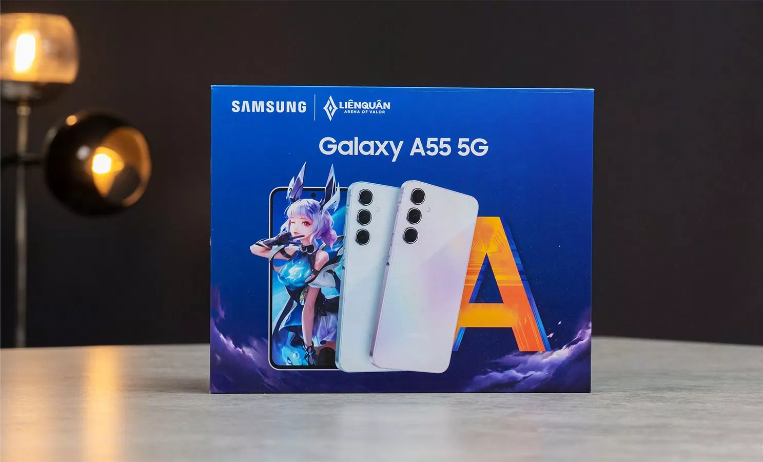 Galaxy A55 5G phiên bản Liên Quân Mobile được thiết kế vô cùng tinh tế và bắt mắt, với hình ảnh của Liliana, vị tướng pháp sư – sát thủ nổi tiếng, tạo nên sự yêu thích ngay từ cái nhìn đầu tiên (Ảnh: Internet)