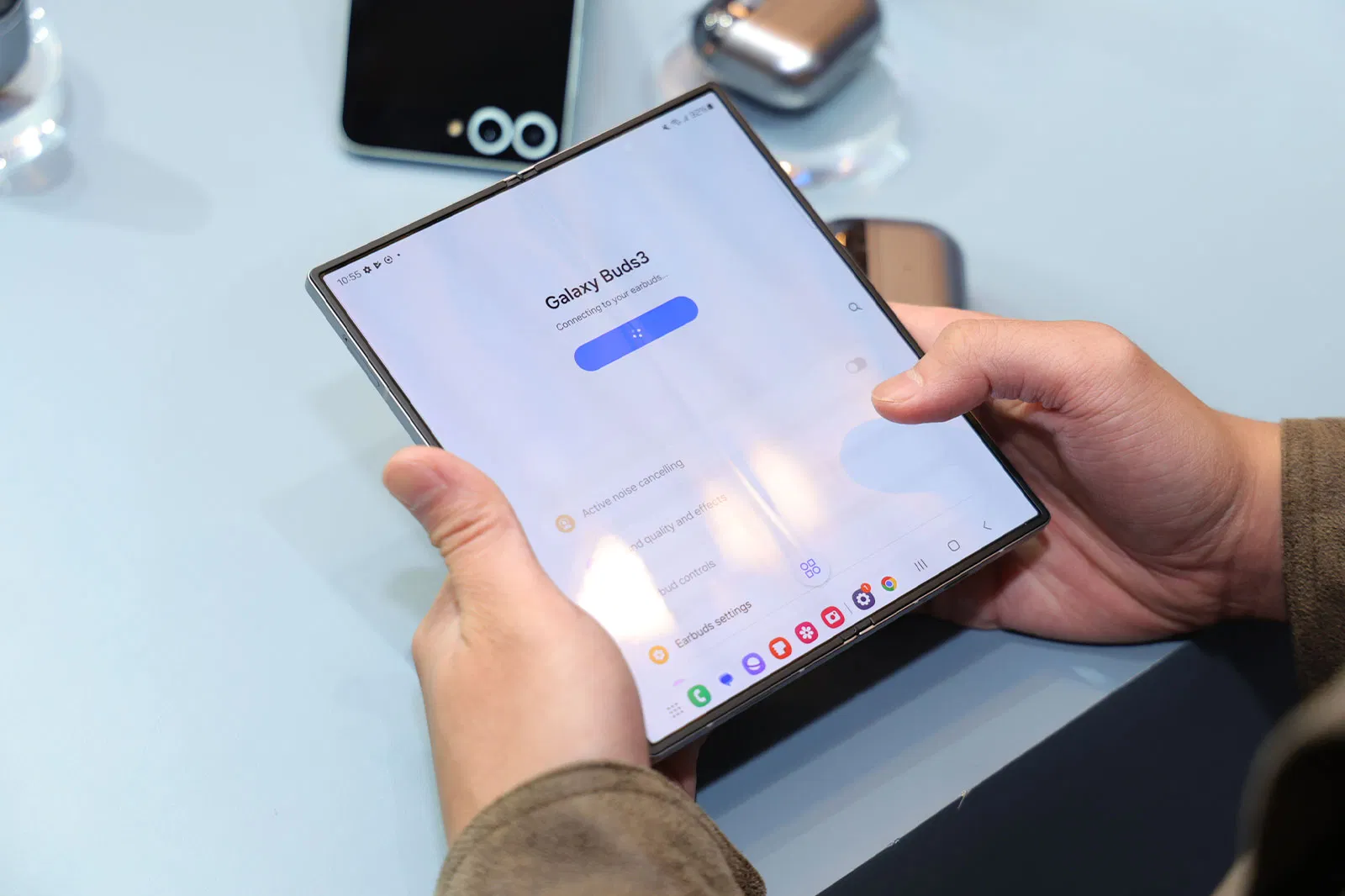 Galaxy Buds 3 Pro cũng được tích trí tuệ nhân tạo AI tương tự như các sản phẩm Galaxy Z Fold6 (Ảnh: Internet) Galaxy Buds 3 Pro cũng được tích trí tuệ nhân tạo AI tương tự như các sản phẩm Galaxy Z Fold6 (Ảnh: Internet)