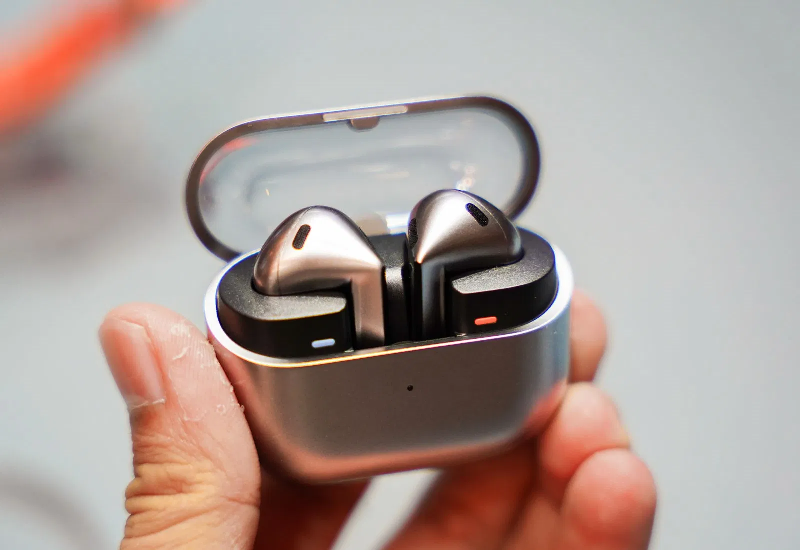 Galaxy Buds 3 Pro được trang bị hai đèn LED thông báo trạng thái hoạt động với hai màu sắc riêng biệt (Ảnh: Internet) Galaxy Buds 3 Pro được trang bị hai đèn LED thông báo trạng thái hoạt động với hai màu sắc riêng biệt (Ảnh: Internet)