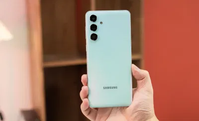 Galaxy M55 5G đem lại cảm giác cầm nắm vô cùng thoải mái (Ảnh: Internet) Galaxy M55 5G đem lại cảm giác cầm nắm vô cùng thoải mái (Ảnh: Internet)
