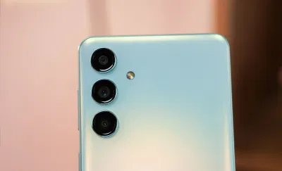Galaxy A55 5G thu hút ánh nhìn với tùy chọn màu Xanh Lá độc đáo, sở hữu khả năng biến đổi sắc thái khi thay đổi góc nhìn hoặc dưới điều kiện ánh sáng mạnh (Ảnh: Internet) Galaxy A55 5G thu hút ánh nhìn với tùy chọn màu Xanh Lá độc đáo, sở hữu khả năng biến đổi sắc thái khi thay đổi góc nhìn hoặc dưới điều kiện ánh sáng mạnh (Ảnh: Internet)