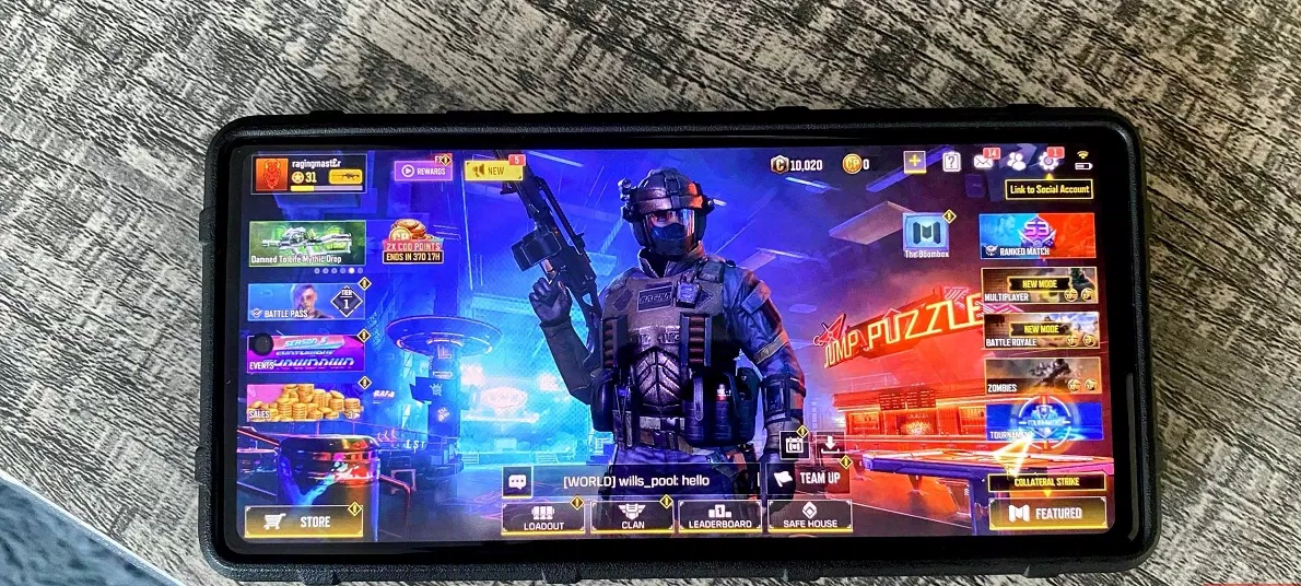 Điện thoại Android hiển thị màn hình chính của game Call of Duty: Mobile (Ảnh: Internet)