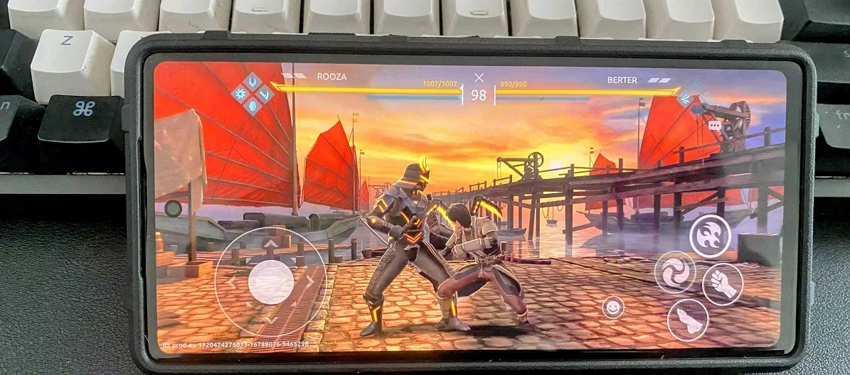 Chơi game Shadow Fight 4: Arena ở chế độ 1vs1 trên điện thoại Android (Ảnh: Internet)