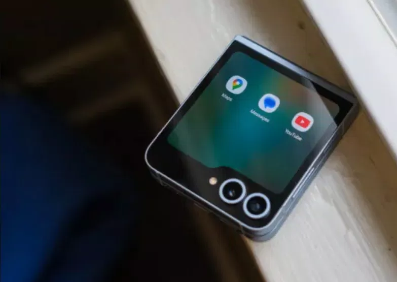 Điện thoại gập Samsung Galaxy Z Flip 6 với màn hình ngoài ở chế độ Flex Window (Ảnh: Internet)