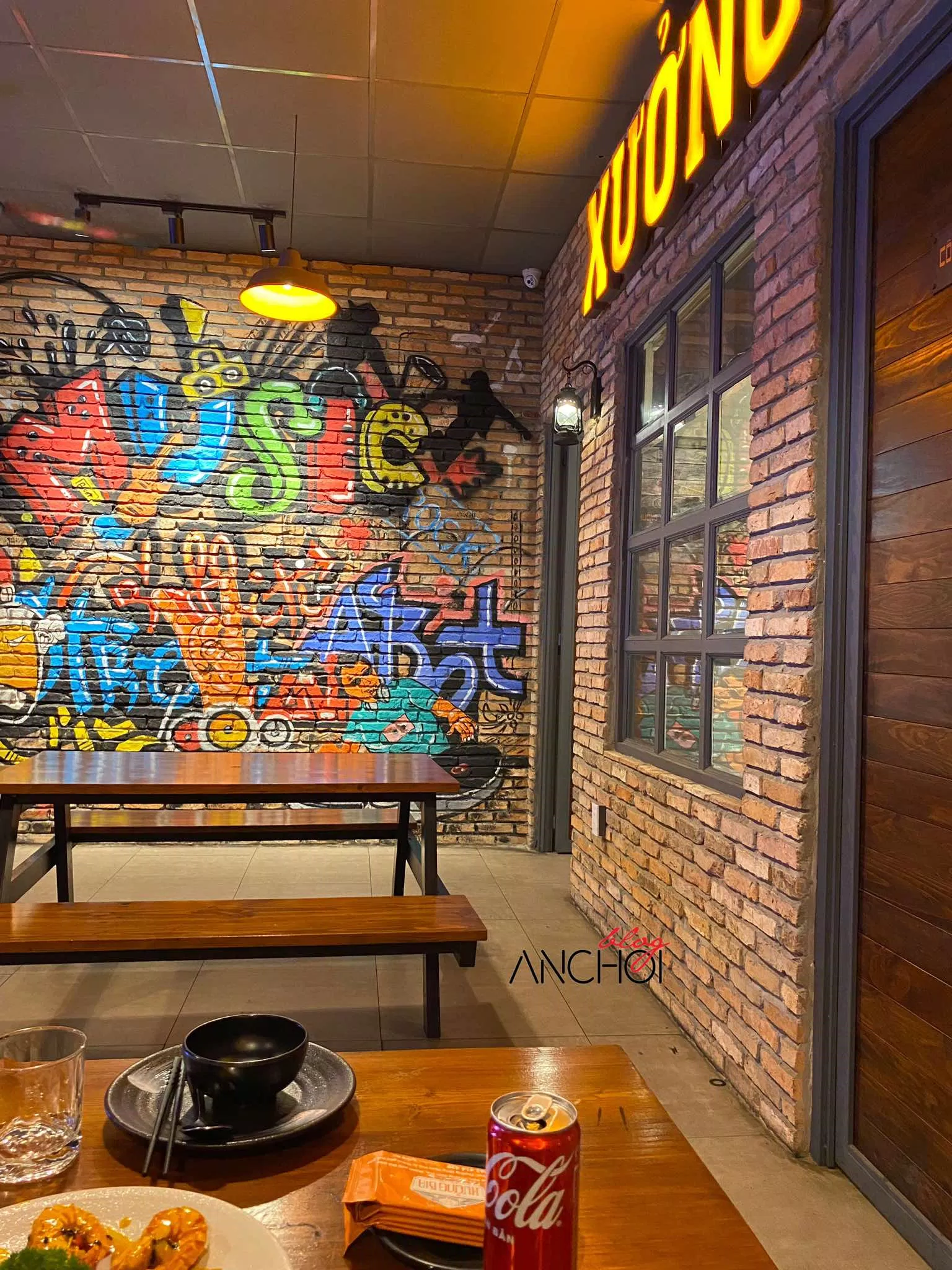 Không gian đậm chất “street style” tại Xưởng Bia Restaurant (nguồn: BlogAnChoi)