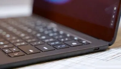 Các cổng kết nối ở bên phải của Pixelbook Go (Ảnh: Internet) Các cổng kết nối ở bên phải của Pixelbook Go (Ảnh: Internet)