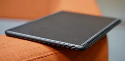 Mặt dưới của Pixelbook Go có gờ (Ảnh: Internet) Mặt dưới của Pixelbook Go có gờ (Ảnh: Internet)