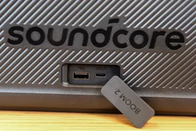 Các cổng kết nối có nắp che ở mặt sau của loa Soundcore Boom 2 (Ảnh: Internet) Các cổng kết nối có nắp che ở mặt sau của loa Soundcore Boom 2 (Ảnh: Internet)