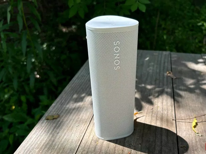 Loa Sonos Roam 2 đặt theo hướng dọc ở ngoài trời (Ảnh: Internet) Loa Sonos Roam 2 đặt theo hướng dọc ở ngoài trời (Ảnh: Internet)