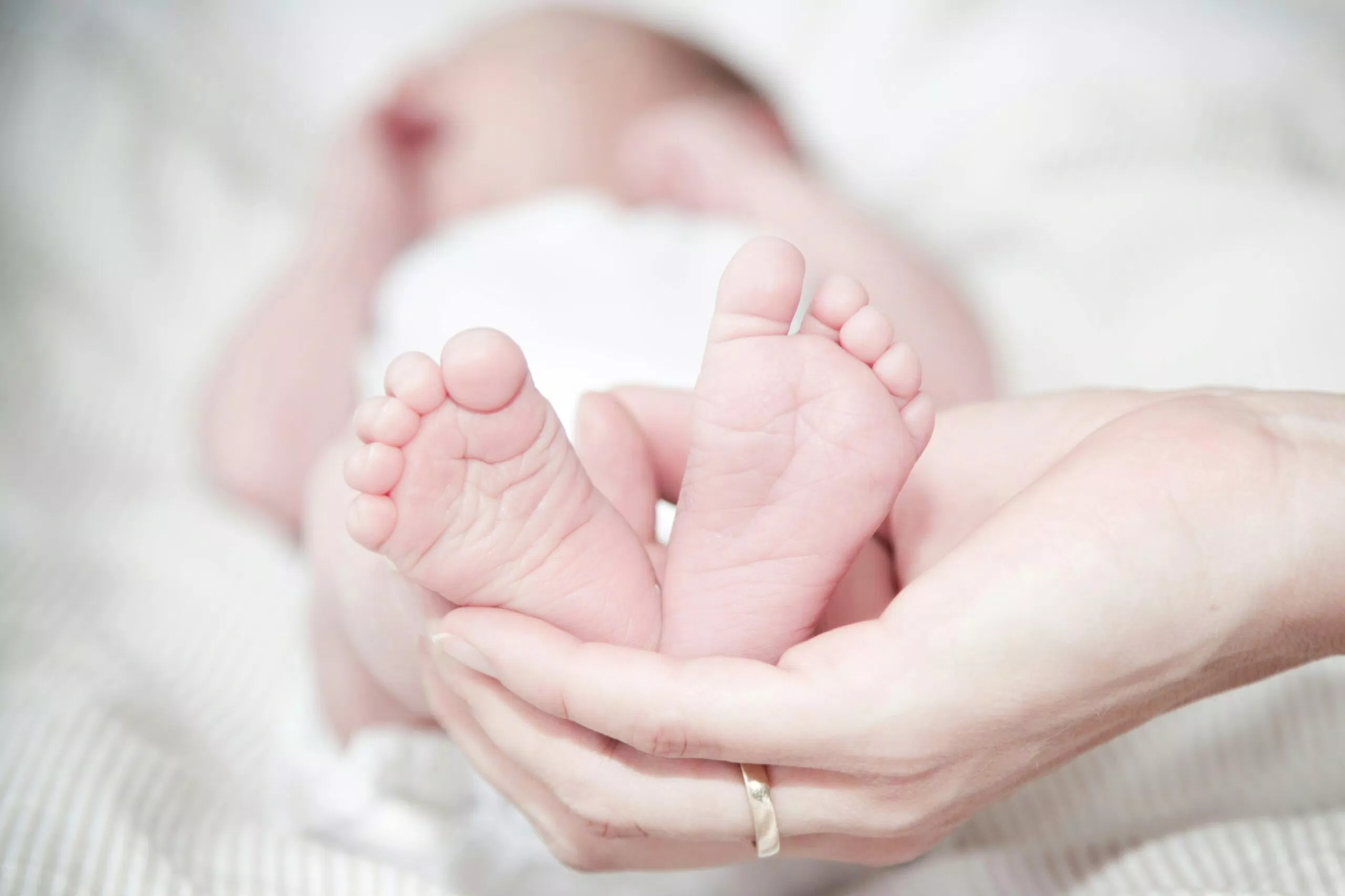 Mát xa lòng bàn chân cho trẻ sơ sinh (Nguồn: Internet)