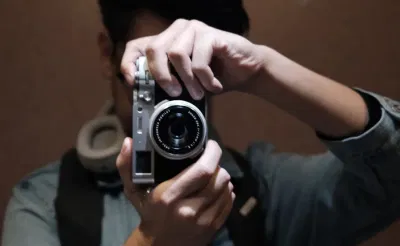 Chụp ảnh bằng máy FujiX100VI (Ảnh: Internet) Chụp ảnh bằng máy FujiX100VI (Ảnh: Internet)