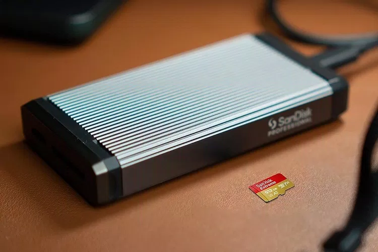 Thẻ nhớ microSD SanDisk Extreme cùng với ổ cứng SanDisk (Ảnh: Internet)