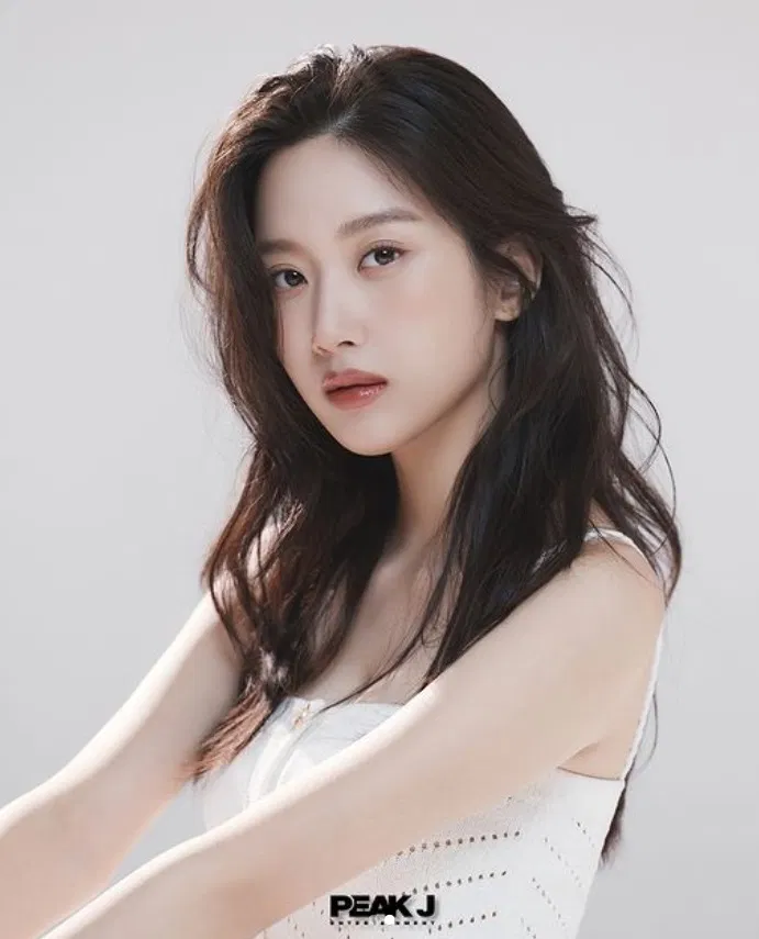 Moon Ga Young là nghệ sĩ đầu tiên gia nhập Peak J (Ảnh: Internet)