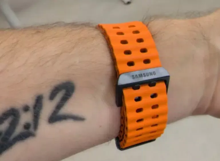 Dây đeo màu cam của Galaxy Watch Ultra (Ảnh: Internet)