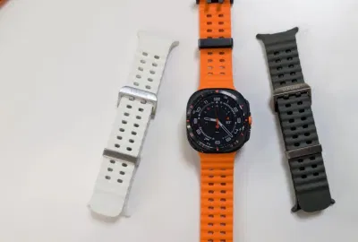 Galaxy Watch Ultra với dây đeo màu trắng và xanh lá cây (Ảnh: Internet) Galaxy Watch Ultra với dây đeo màu trắng và xanh lá cây (Ảnh: Internet)