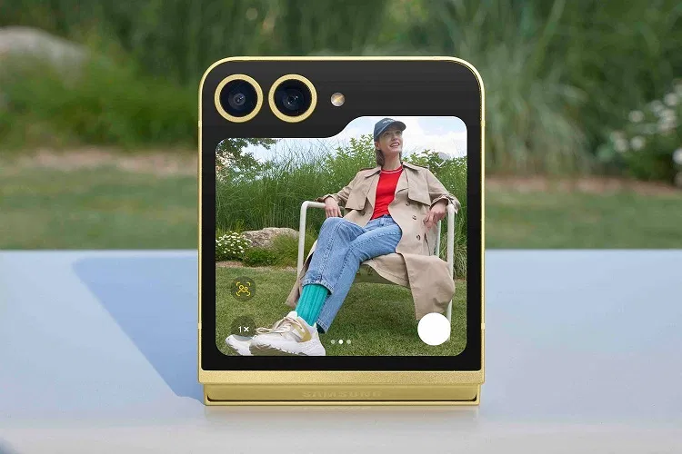 Điện thoại Galaxy Z Flip 6 với màn hình ngoài hiển thị camera (Ảnh: Internet) Điện thoại Galaxy Z Flip 6 với màn hình ngoài hiển thị camera (Ảnh: Internet)