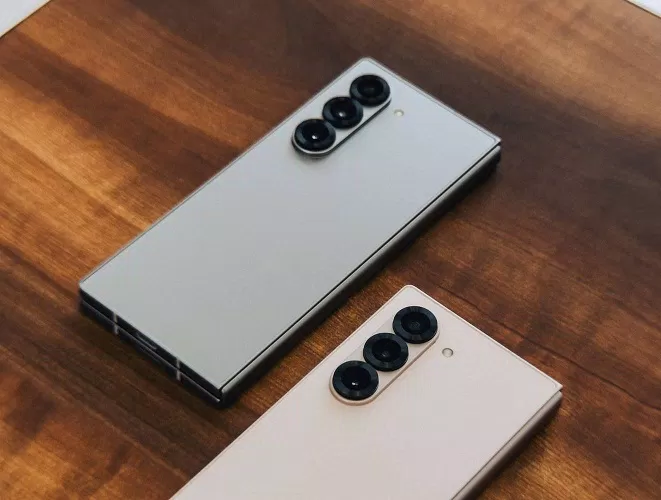 Điện thoại Galaxy Z Fold 6 màu Bạc và Hồng (Ảnh: Internet)