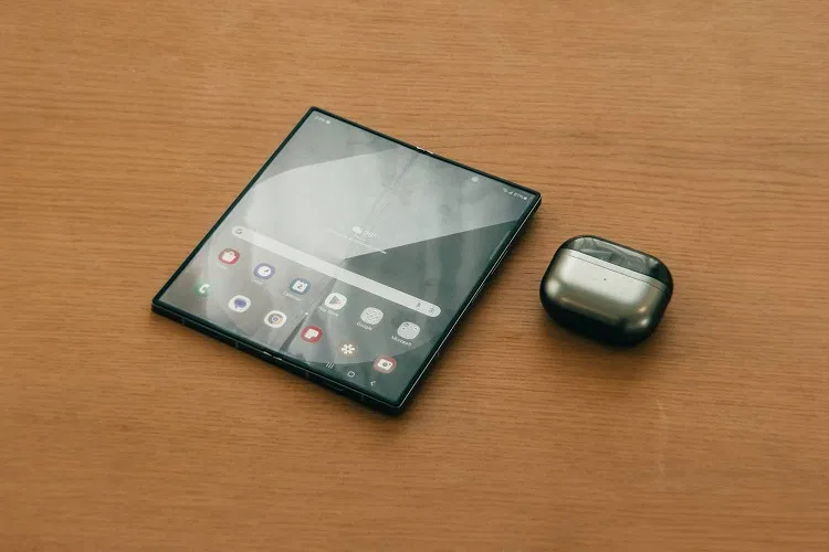 Điện thoại Galaxy Z Fold 6 mở ra (Ảnh: Internet) Điện thoại Galaxy Z Fold 6 mở ra (Ảnh: Internet)